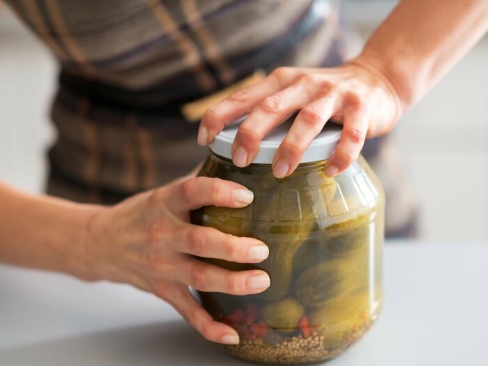 Bankani qanday to‘g‘ri ochish: har qanday qopqoq uchun sinovdan o‘tgan usullar